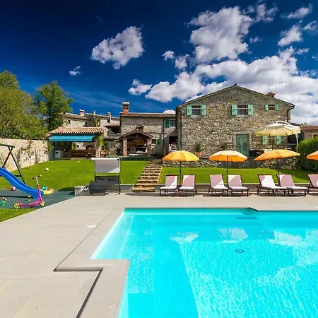 Semesterbostad Denis *